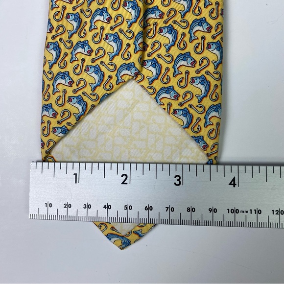 Vineyard Vines Necktie Tie Fish Hook Fishing Print Silk Made in the USA - Picture 6 of 6